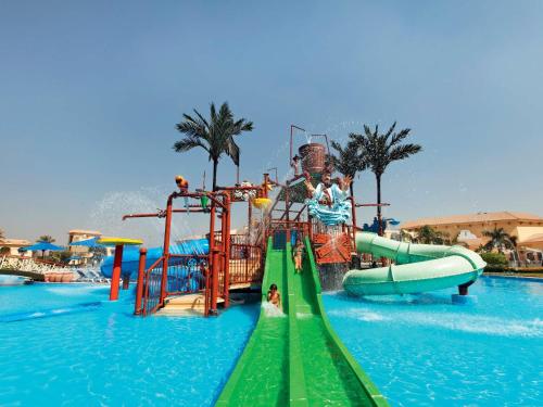 - un toboggan dans un complexe avec des personnes y séjournant dans l'établissement Mövenpick Hotel Cairo - Media City, à Ville du 6 Octobre