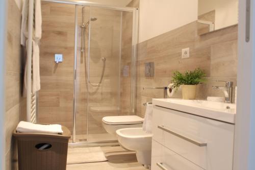 a bathroom with a shower and a toilet and a sink at meschihouse - Da Vinci 35 in Lecco