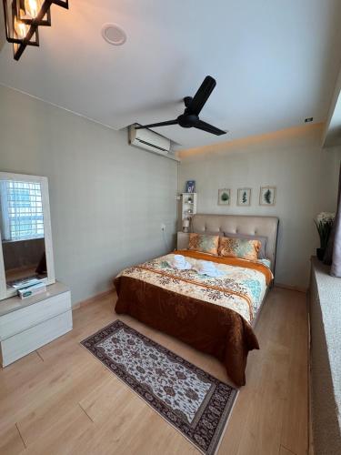 a bedroom with a bed and a ceiling fan at Roswad Homestay University Condo Apartment Phase 2 in Kota Kinabalu