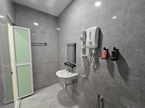 Ένα μπάνιο στο Roomstay KOBANAS