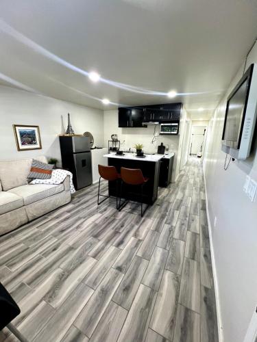 a living room with a couch and a kitchen at Departamento Nuevo in Tijuana