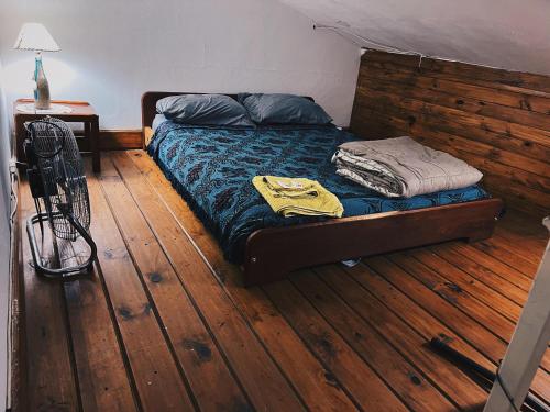 a bed in a room with a wooden floor at Luz y descanso in San Isidro