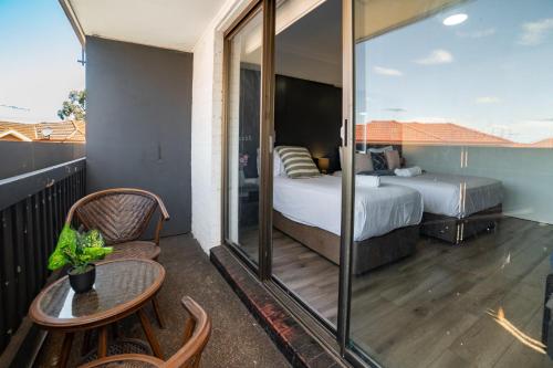 Un pat sau paturi într-o cameră la Bankstown Motel 10