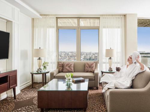 Een zitgedeelte bij Mövenpick Hotel Amman