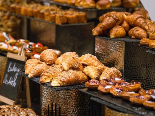 Una exhibición de panes y pasteles en una panadería. en ibis Jeddah City Center, en Yeda