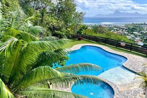 ein Swimmingpool mit Blick auf das Meer in der Unterkunft Luxury Eden & SPA - private jacuzzi - Sunset lagoon view - pool - Wifi in Punaauia