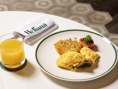 メキシコシティにあるNovotel Mexico City Toreoの朝食用の食品(1皿)とオレンジジュース