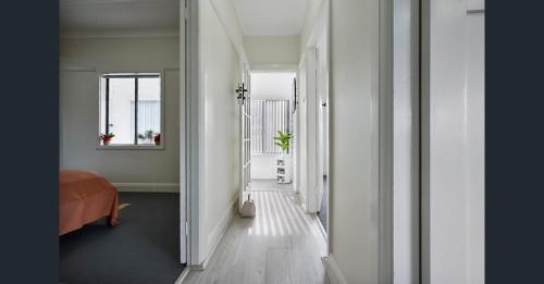 オベロンにある54 Oberon Streetの廊下、ベッド、窓が備わる客室です。