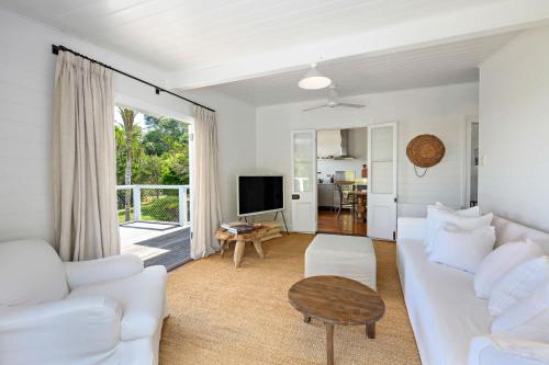 TV a/nebo společenská místnost v ubytování Hinterland Retreat l Fire Pit Scenic Views l Nova Escapes