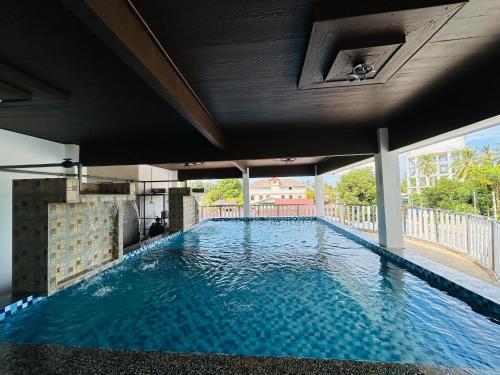 Kota BharuにあるDIRGAHAYU GRAND HALL Hotelの青い水の大きなプール