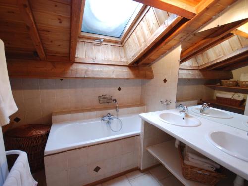une salle de bain avec deux lavabos et une baignoire dans l'établissement Chalet 10p avec Jardin, Proche Pistes, Wi-Fi, Cheminée - La Salle-les-Alpes - FR-1-762-49, à Le Bez