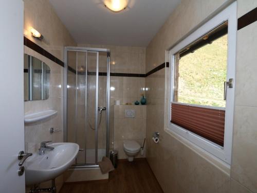 Un baño con ducha, lavabo e inodoro. en Unique alpine pasture in the Zillertal mountains, en Zellberg