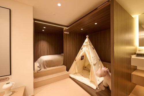 a childrens bedroom with a dog house in the corner at Qinghai Xisu in Dalian