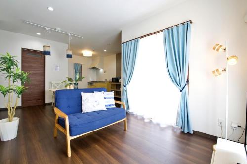 una sedia blu in un soggiorno con una grande finestra di Riola 4 a Onna