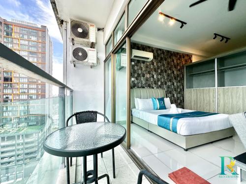 ジョホールバルにあるPalazio Serviced Apartments by RR JBcityのベッドルーム1室(ベッド1台、テーブル付)