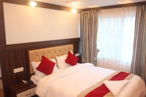 Ένα ή περισσότερα κρεβάτια σε δωμάτιο στο Hotel White Palace Airport Kathmandu
