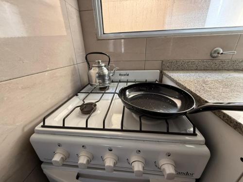 Kuchyň nebo kuchyňský kout v ubytování dpto GAMA a cuadras del corsodromo