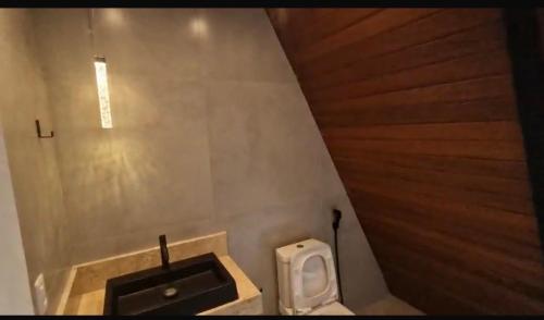 a bathroom with a toilet and a sink at Chalé Mirante Morro dos Ventos in Chapada dos Guimarães