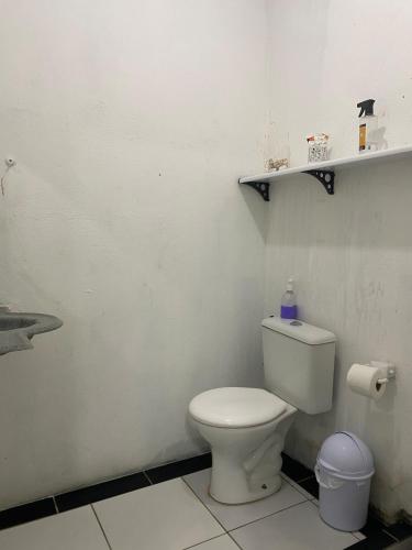 Ένα μπάνιο στο At Suites