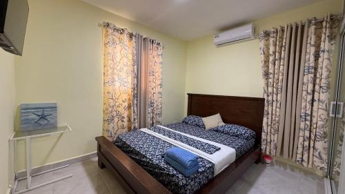 Ένα ή περισσότερα κρεβάτια σε δωμάτιο στο Our Cozy Home, Wi-Fi, AC, Parking, Near Beaches and Attractions in quiet area
