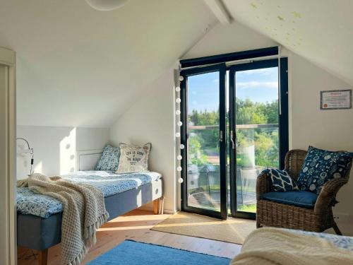 Un dormitorio con una cama y una ventana grande en Villa With Lake View Over Vättern In Vadstena, en Vadstena