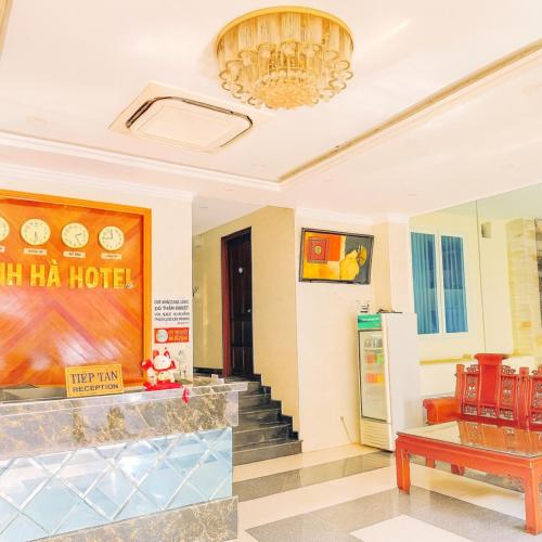 a lobby of a hotel with a chandelier at Minh Hà Hotel Hồ Chí Minh in Ho Chi Minh City