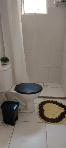 a bathroom with a toilet with a blue seat at Cittá COP30 in Marituba