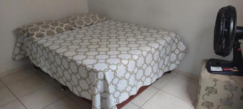 a bed sitting in a corner of a room at Cittá COP30 in Marituba