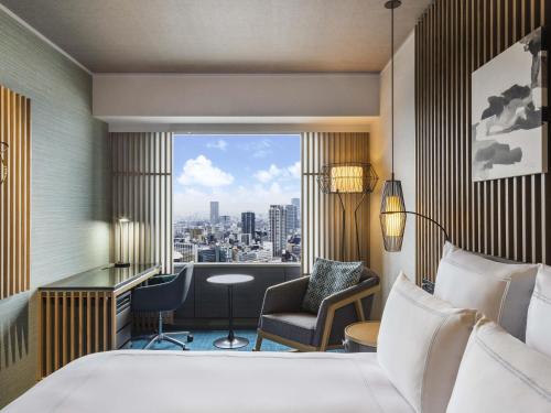 Un pat sau paturi într-o cameră la Swissotel Nankai Osaka