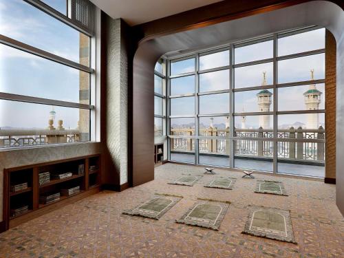 麦加莱佛士酒店的大型客房设有窗户,享有大楼的景致。