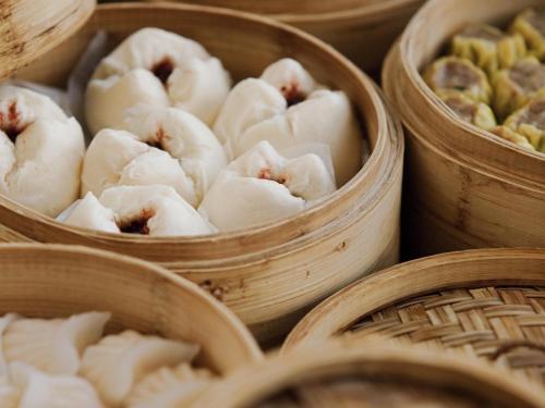 een groep houten kommen gevuld met dumplings bij Fairmont Yangcheng Lake in Kunshan