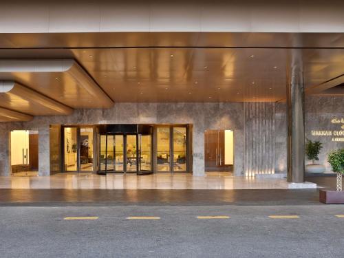 麦加麦加皇家钟楼费尔蒙酒店的玻璃门的大楼的大堂