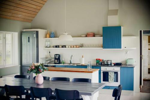 O bucătărie sau chicinetă la Charming House By The Sea With Stream And Bridges