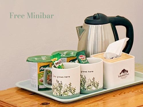 Facilități de preparat ceai și cafea la The Golden View Resort สวนผึ้ง