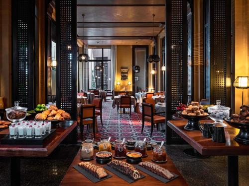 un vestíbulo del hotel con un buffet de comida en las mesas en Fairmont Royal Palm Marrakech, en Marrakech