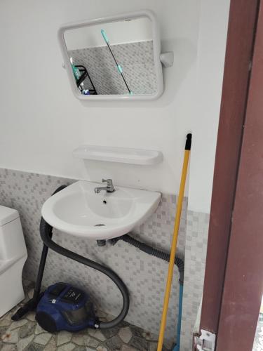 een badkamer met een wastafel en een spiegel bij Waan Samui Pool Villa in Taling Ngam Beach