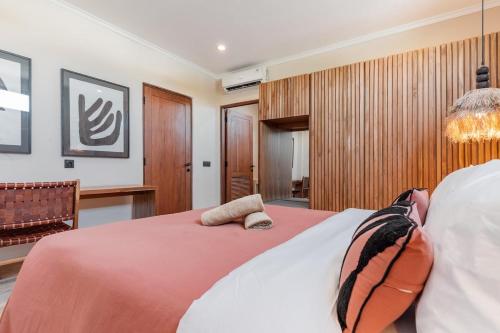 ein Schlafzimmer mit einem großen Bett mit einer roten Decke in der Unterkunft Brand-New Suites with Pool Minutes from Beach in Bingin Beach