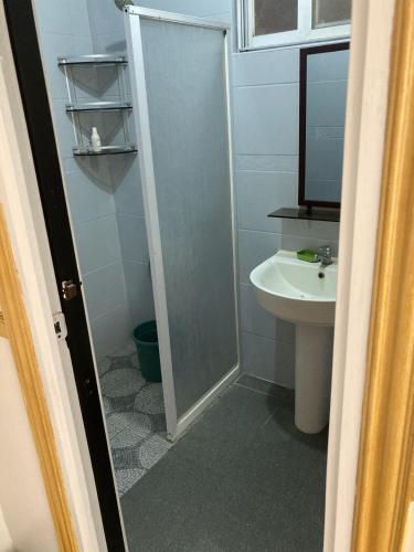 a small bathroom with a shower and a sink at fully appartement in Quitangil