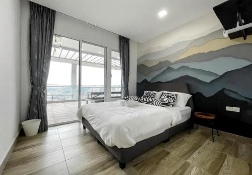 Postel nebo postele na pokoji v ubytování Jomstay Octagon Ipoh Penthouse