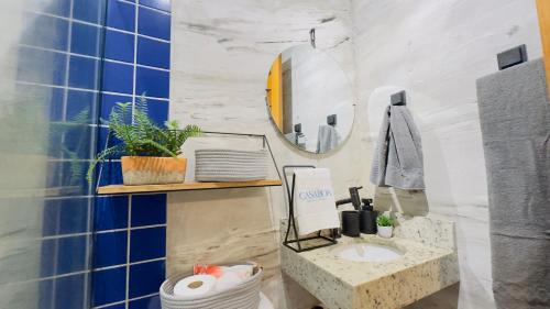 ein Badezimmer mit Waschbecken und Spiegel in der Unterkunft Casaboa Paúba in São Sebastião