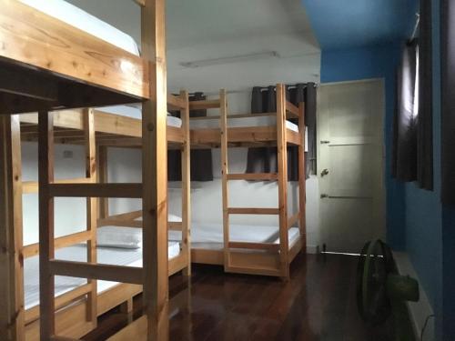 Mapping Hostel tesisinde bir ranza yatağı veya ranza yatakları