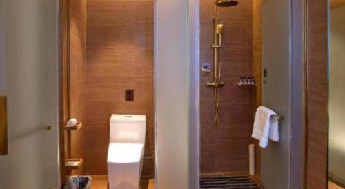 Habitación con baño con ducha y aseo. en James Joyce Coffetel· Wuhan Wangjiawan Taojialing Metro Station, en Wuhan