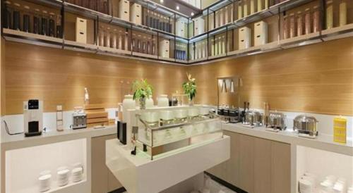 Una habitación grande con un aasteryasteryasteryasteryasteryasteryasteryasteryasteryasteryastery en Echarm Hotel Wuhan Huangpi Xiangyang Avenue, en Wuhan