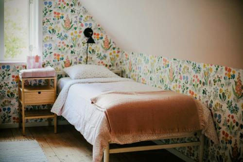 Postel nebo postele na pokoji v ubytování Charmig Kustgård Med Yogastudio Och Bäckar