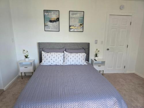 ein Schlafzimmer mit einem großen Bett mit zwei Nachttischen in der Unterkunft Cozy 2BR - Near Airport & City in Seattle