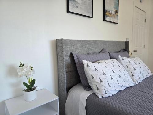 ein Schlafzimmer mit einem grauen Bett und einem weißen Tisch in der Unterkunft Cozy 2BR - Near Airport & City in Seattle