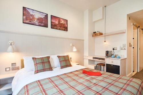 1 dormitorio con 1 cama grande y escritorio en Saint Pauls House, en Birmingham