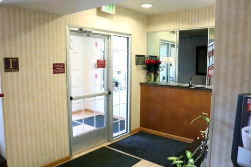 シェアアービルにあるHometown Inn & Suitesのガラスのドアのあるロビーの入り口