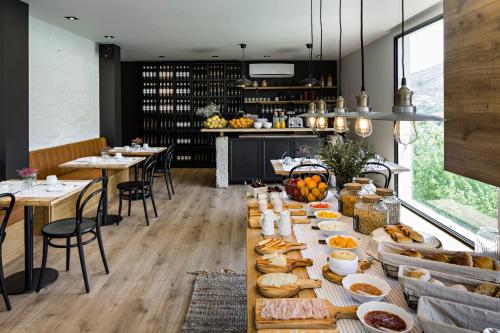 einen langen Tisch mit Essen darauf in einem Restaurant in der Unterkunft Quinta de S.Bernardo - Winery & Farmhouse in Mesão Frio