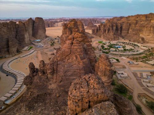 una vista aérea del Gran Cañón con rocas en Shaden Resort, en Al Ula